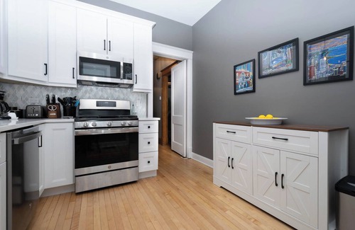 Ravenswood House | Andersonville Charming 3 Bedroom/2 Bath House with Family Room plus Yard & Patio