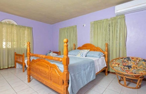 Tryall House | Andrea's Retreat - Spacious w/full kitchen *Walk to 🏖WiFi +AC