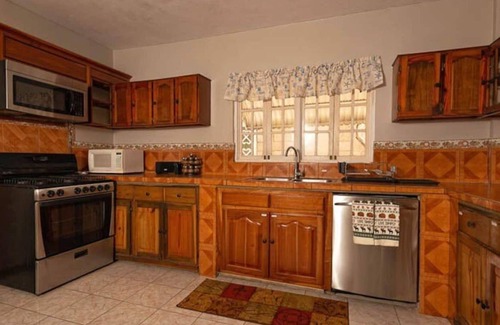 Tryall House | Andrea's Retreat - Spacious w/full kitchen *Walk to 🏖WiFi +AC
