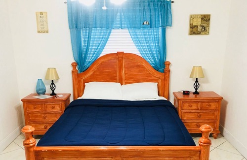 Cutler Bay House | ANDY accommodation is good for couples, business