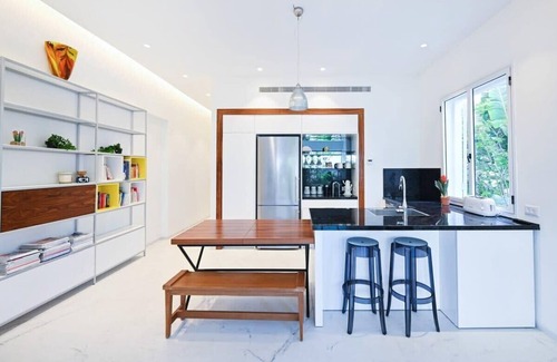 Tel Aviv Promenade Apartment | Andy Warhol at Hakerem by Holyguest