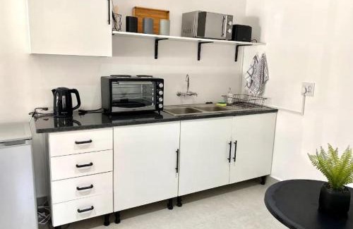 Assagay House | Angazi Guesthouse Unit 3 - Modern 2 Bedroom Apartment with Pool