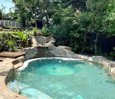 Assagay House | Angazi Guesthouse Unit 3 - Modern 2 Bedroom Apartment with Pool