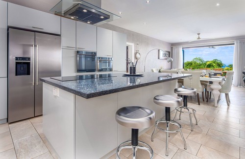 Halcyon Heights House | Angel Heights & Hummingbird Cottage - Deluxe Villa Close to Beach & Holetown