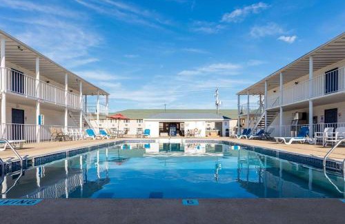 Branson Theater District Hotel | Angel Inn Near IMAX, a Travelodge by Wyndham