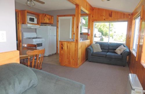 Cape Vincent Resort | Angel Rock Waterfront Cottages