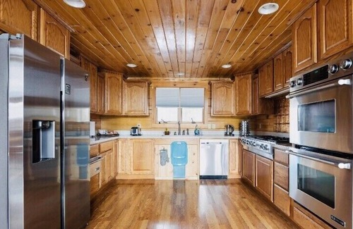 Grubville Cabin | Angela Custom Log House on 7 acres. Pets Not Allowed. No Smoking.