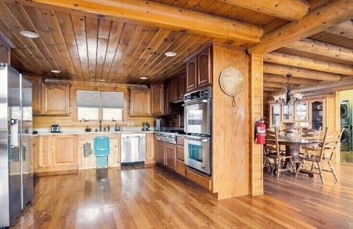 Grubville Cabin | Angela Custom Log House on 7 acres. Pets Not Allowed. No Smoking.