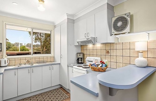 Toormina Villa | Angelena Villa is a bright and sunny two bedroom villa conveniently located a stroll from the beach.