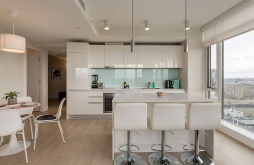 Victoria Park Apartment | Angelite: Modern 2 bdrm downtown apartment with FREE parking, Wi-Fi, great views