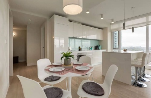 Victoria Park Apartment | Angelite: Modern 2 bdrm downtown apartment with FREE parking, Wi-Fi, great views
