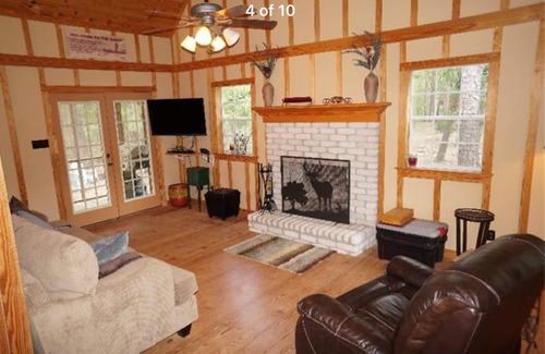 La Grange Cabin | Angeltom Cabin & RV:20 Acre Woods - >16 pip + Jacuzzi + treehouse + UTV + 2ponds