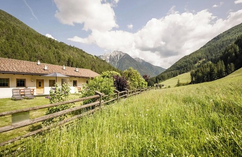 Campo Tures Apartment | Angererhof - Holiday Apartment 'Hannes' with Mountain View, Shared Garden and Wi-Fi