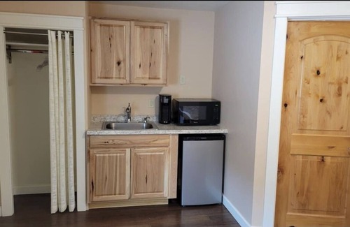 Dillon Apartment | Angler Village #05 Studio w/QN bed & kitchenette