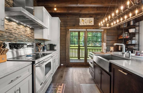 Negreet House | Anglers ReLeaf Premier+ Lodge & Cabin Double Sun Deck & Dock, Prime Fishing