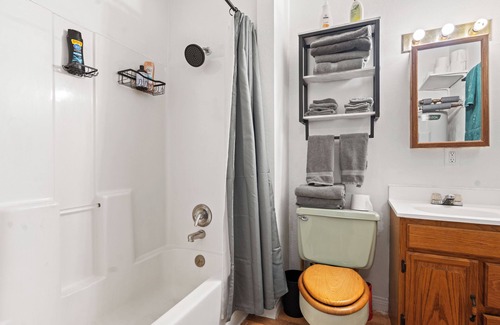Fort Smith Bed & Breakfast | Anglers Rest, Cozy 2 bed,2 bath. All you need for a good time on & off the water