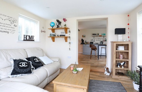 Bryngwran Apartment | ANGLESEY HOLIDAY LET, romantic, with hot tub in Rhosneigr