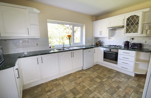 Menai Bridge Cottage | ANGLESEY WHITE HAVEN, pet friendly, with a garden in Menai Bridge