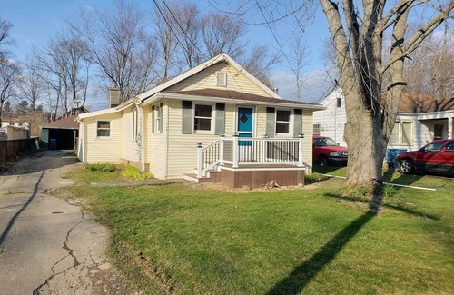 Lake Erie Beach Cottage | Angola Cottage with Private Beach Access!