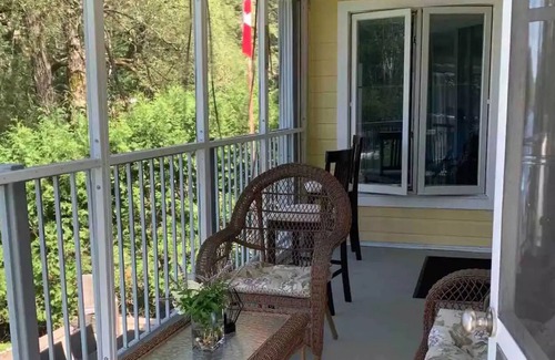 Val-des-Monts Cottage | Anira's beautiful waterfront Cottage on TwinLake with Hot tub
