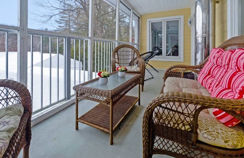 Val-des-Monts Cottage | Anira's beautiful waterfront Cottage on TwinLake with Hot tub