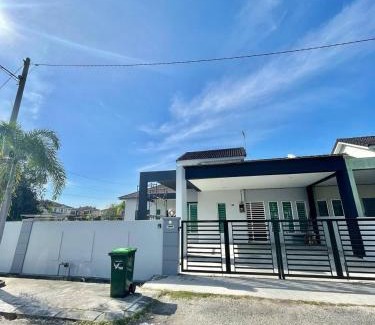 Hutan Kampung House | Anis Homestay 5 bedrooms 5 bathrooms