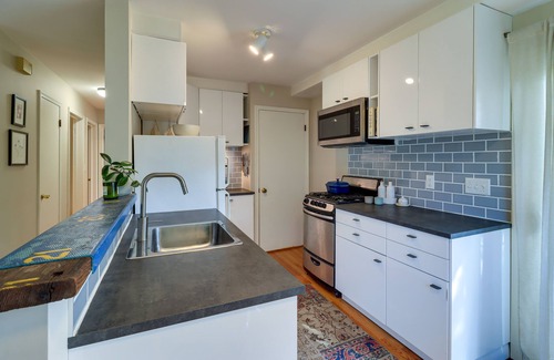 Ann Arbor House | Ann Arbor Home w/Deck, 2 Mi to Michigan Stadium!