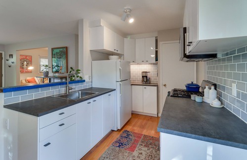 Ann Arbor House | Ann Arbor Home w/Deck, 2 Mi to Michigan Stadium!