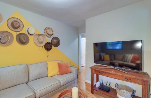 Ann Arbor House | Ann Arbor Home with Deck, 2 Mi to Michigan Stadium!