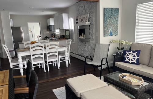 Hell Cabin | Ann Arbor long term Lake rental.30 min to Big House-