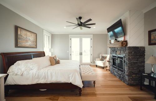 Williamsburg House | Ann Riley Farmhouse 6BDR on Yuba Vineyards - 8062