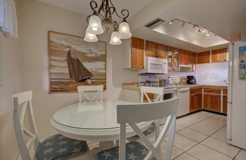Bradenton Beach Apartment | Anna Maria Island Beach Palms 6B