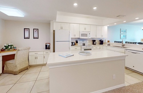 Bradenton Beach Apartment | Anna Maria Island Club. Top Floor. Beach Front.