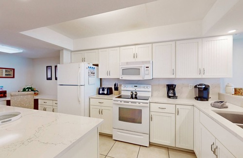 Bradenton Beach Apartment | Anna Maria Island Club. Top Floor. Beach Front.