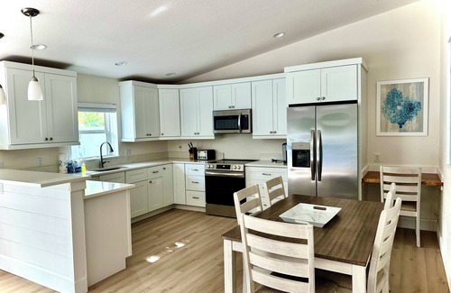 Holmes Beach Villa | Anna Maria Island! All New Remodeled Private Heated Pool + Walk to the Beach! 🌞