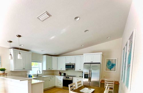 Holmes Beach Villa | Anna Maria Island! All New Remodeled Private Heated Pool + Walk to the Beach! 🌞