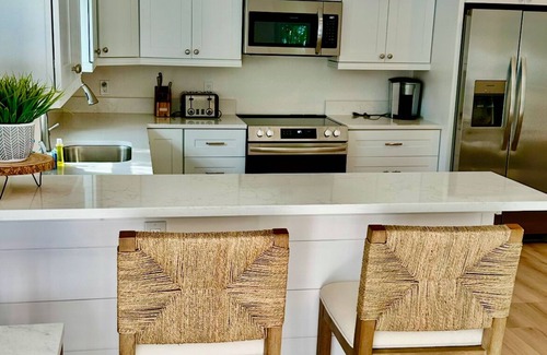 Holmes Beach Villa | Anna Maria Island! All New Remodeled Private Heated Pool + Walk to the Beach! 🌞