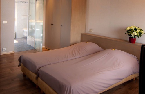 Sint-Eloois-Vijve Hotel | Anna's Place