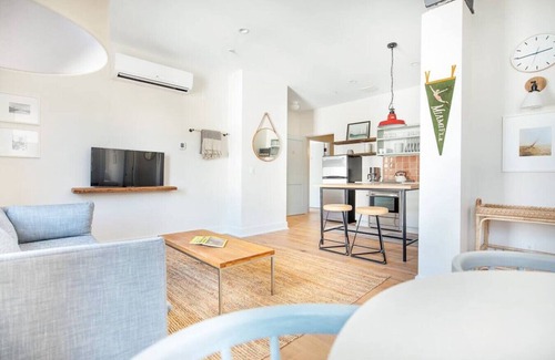 Yamacraw Village Condo | Annabelle 3D - 2BR, Full Kitchen near City Market