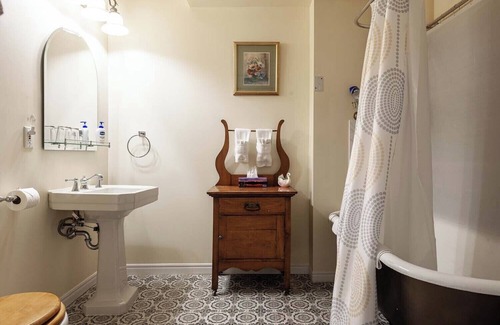 Stratford Apartment | Annabelle Stone Maiden Inn