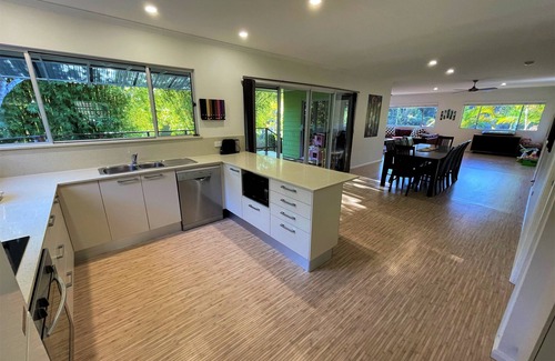 Elizabeth Beach House | Annabelles Beach House: A/C Wifi Disney+ Indoor-Outdoor Living @ Lake and Ocean