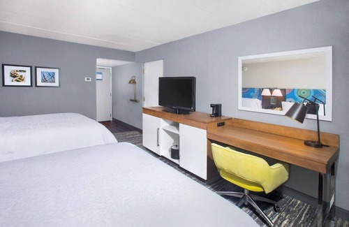 Parole Hotel | Annapolis Adventure: 2 Cozy Units, Outdoor Pool + Easy Access to Historic Sites!