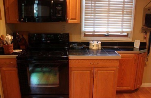 Cape Saint Claire House | Annapolis Bay House BOAT SHOW & USNA Families 2 Bedroom with Den sleeps 5