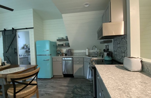 Annapolis Apartment | Annapolis Tree House Apartment- luxury shower, separate space