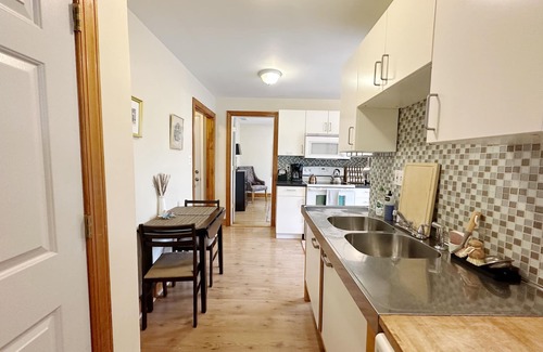 Lorton Apartment | Anne’s Place river view, couples getaway, relax by the water, Historic Occoquan