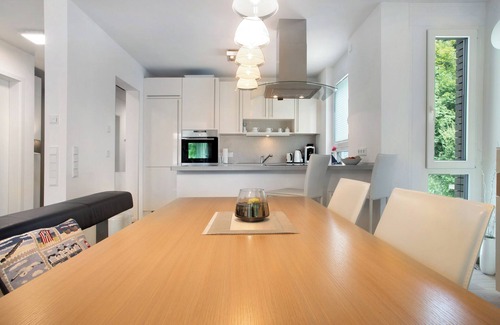 Waggershausen Apartment | Annette's Luxury Apartment at the City Park with Private Terrace and Wi-Fi