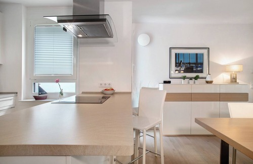 Waggershausen Apartment | Annette's Luxury Apartment at the City Park with Private Terrace and Wi-Fi