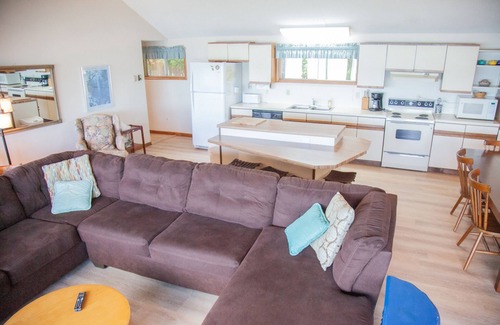Glen Arbor House | Annex Pet Friendly Waterfront Cottage within walking distance to Glen Arbor!