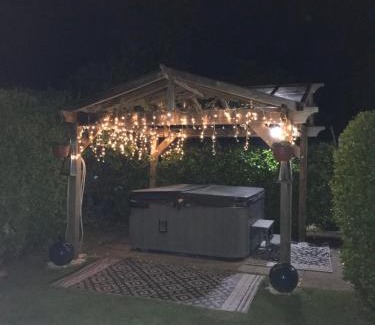 New Forest District Apartment | Annexe in lymington with private use of hot tub