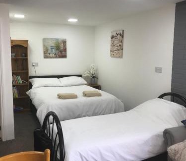 New Forest District Apartment | Annexe in lymington with private use of hot tub